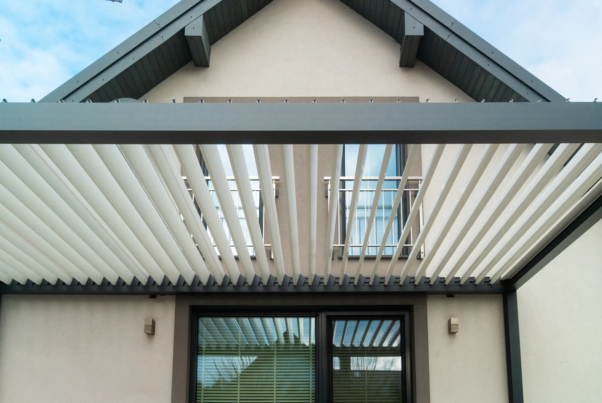 Aura, pergola bioklimatyczna z regulowanymi lamelami, zdjęcie 4