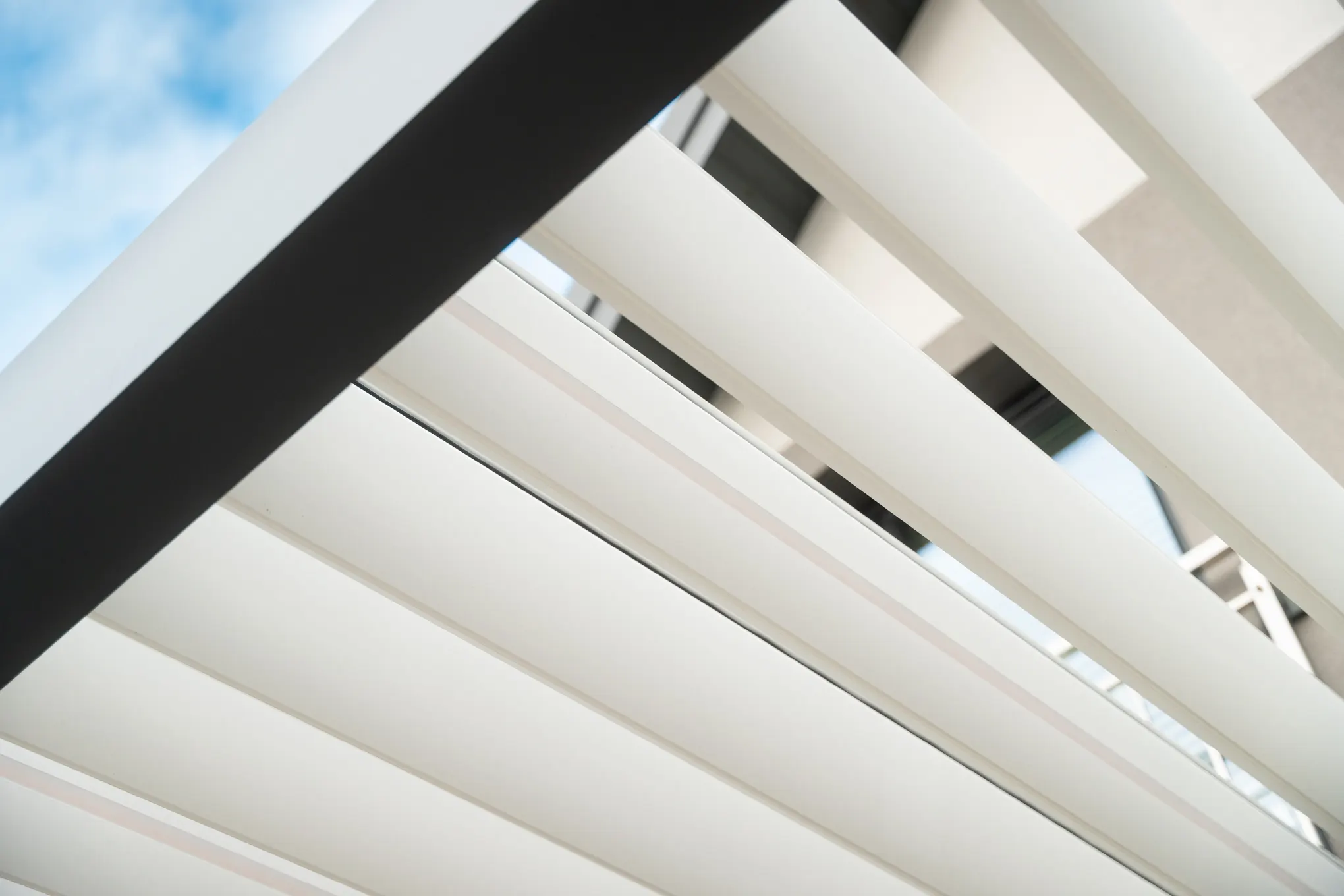 Aura, pergola bioklimatyczna z regulowanymi lamelami, zdjęcie 5