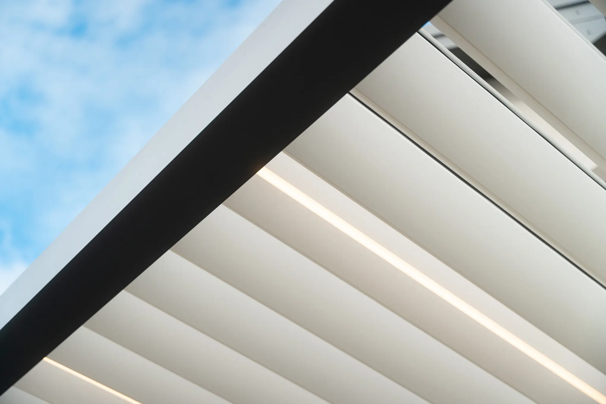Aura, pergola bioklimatyczna z regulowanymi lamelami, zdjęcie 6