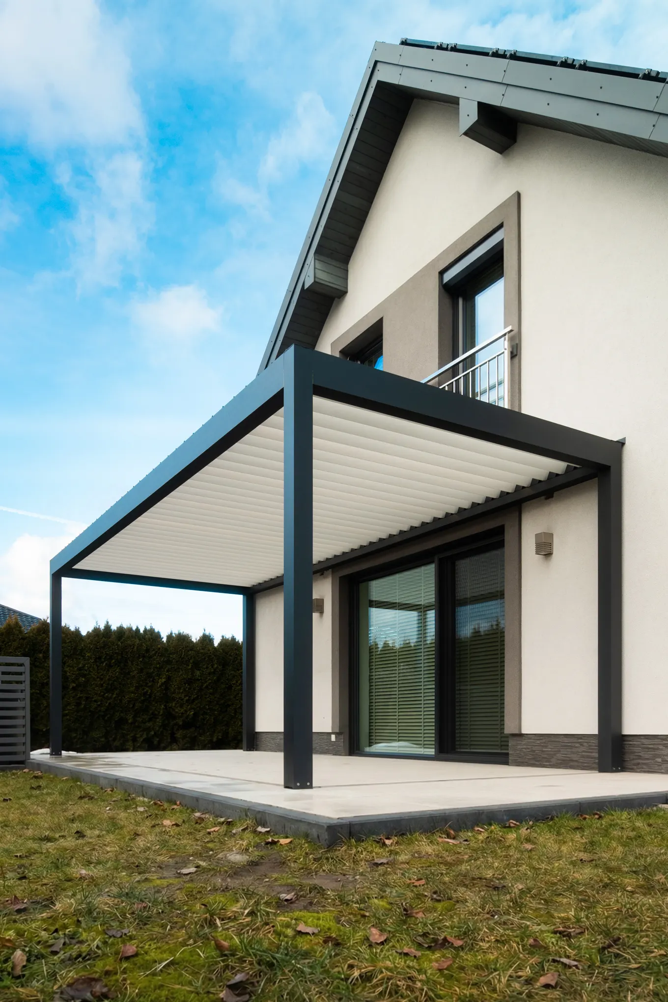 Aura — pergola bioklimatyczna z regulowanymi lamelami