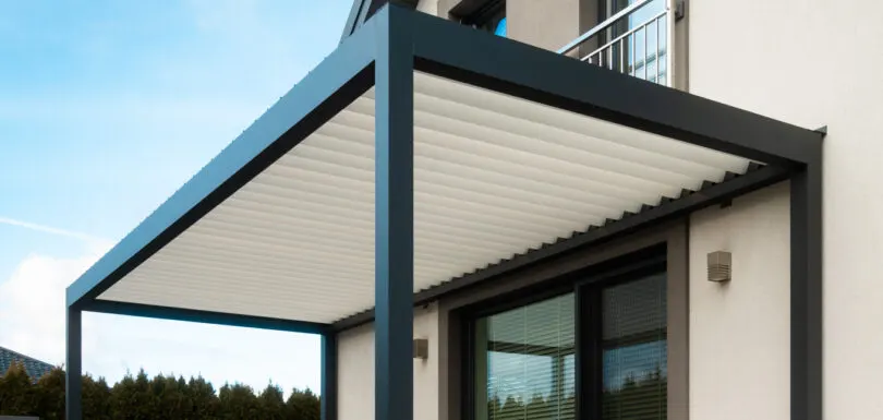 Aura — pergola bioklimatyczna z regulowanymi lamelami — realizacja Tarasea