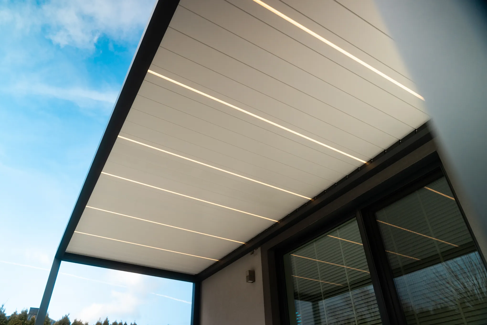 Aura, pergola bioklimatyczna z regulowanymi lamelami, zdjęcie 9