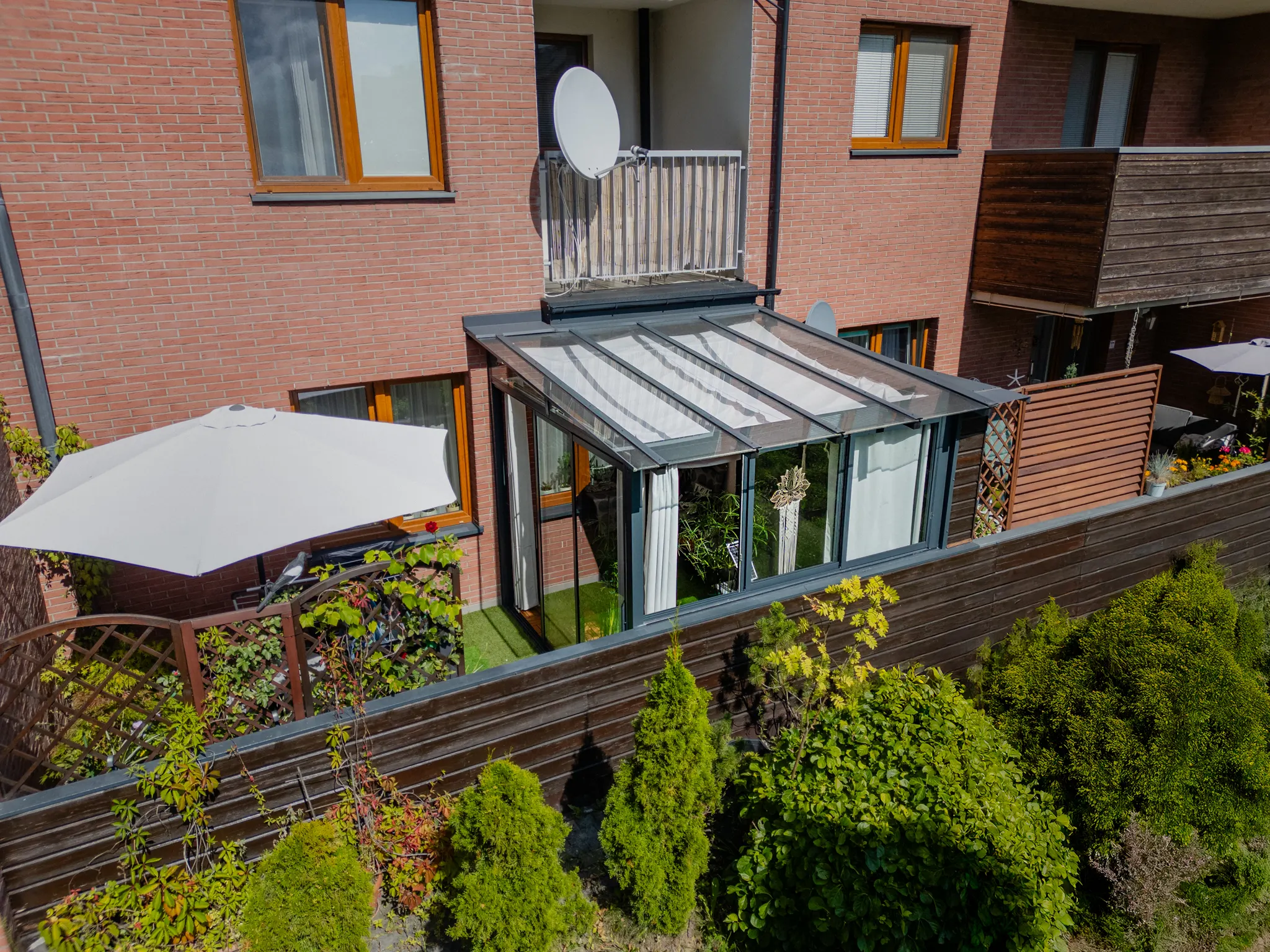 Balkonova — ogród zimowy z roletą w apartamentowcu