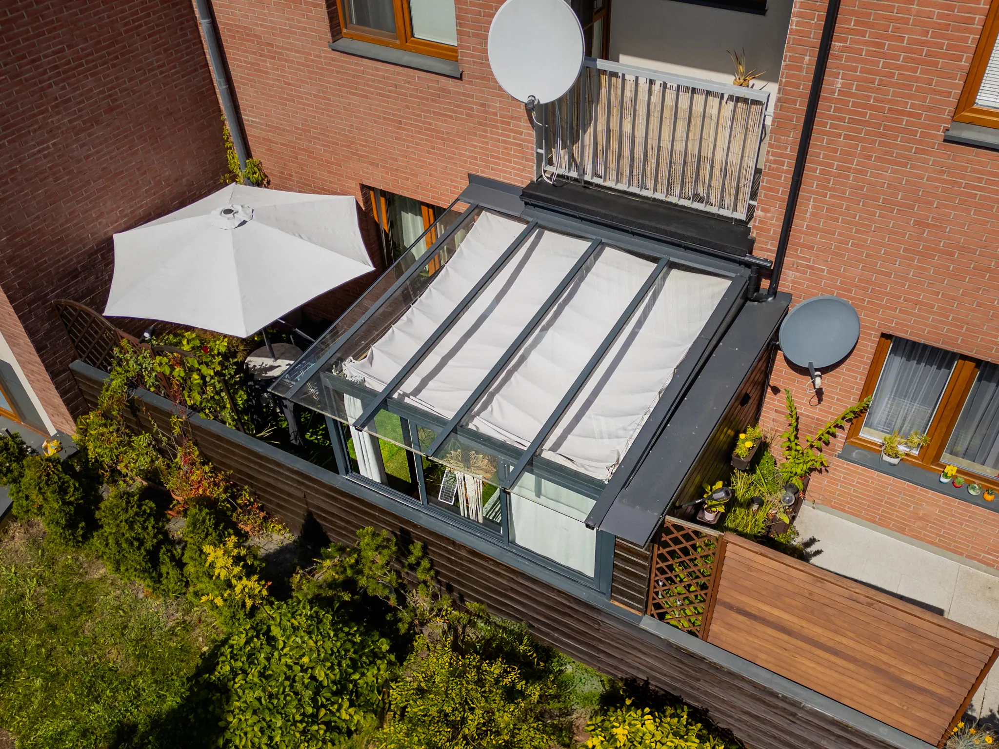 Balkonova: ogród zimowy z roletą w apartamentowcu